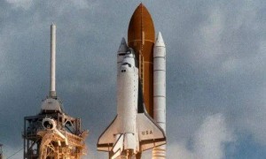 原创 
            航天飞机返回地球发生意外，2000℃热气涌入机舱，7名宇航员被融化