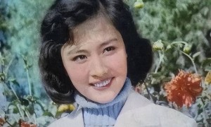 她一嫁演员祝延平，二嫁杜淳老爸杜志国，现在老了与儿子相依为命