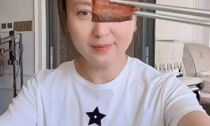 闫学晶带病直播，恶心想吐无法站立，面容憔悴，只能由儿子代劳