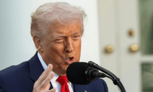 原创 
            特朗普开绿灯，允许出口H200芯片，中方买不买？外交部斩钉截铁!