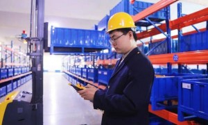 4台AGV智能小车成为铁路职工的专属“快递员”